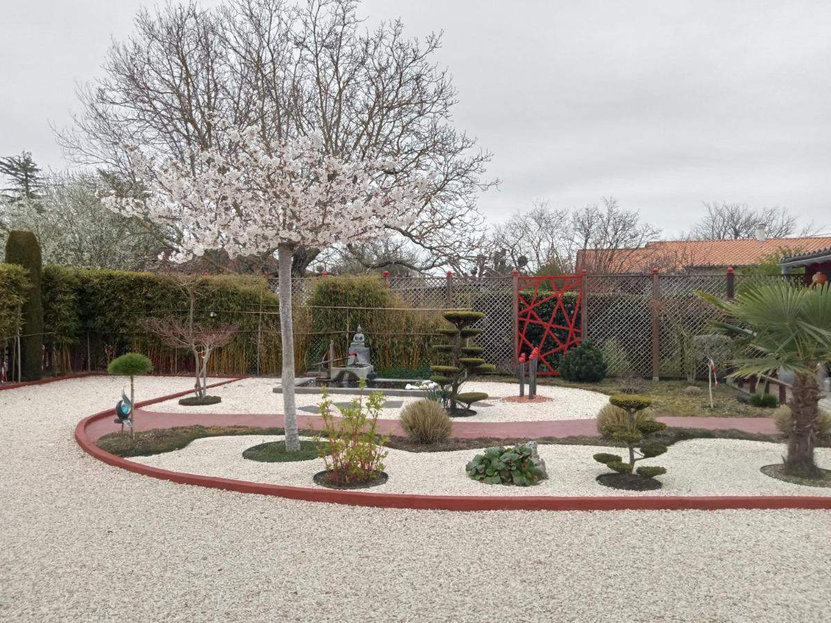 une pause quelque part au jardin des érables et des niwakis Saint-Medard-de-Guizieres Extérieur photo