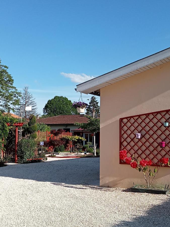 une pause quelque part au jardin des érables et des niwakis Saint-Medard-de-Guizieres Extérieur photo