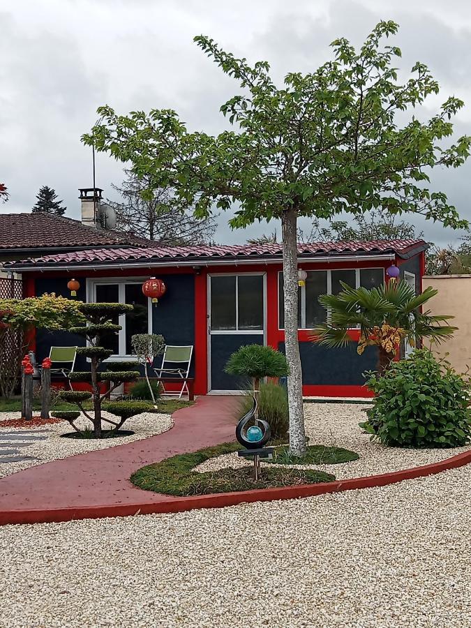 une pause quelque part au jardin des érables et des niwakis Saint-Medard-de-Guizieres Extérieur photo