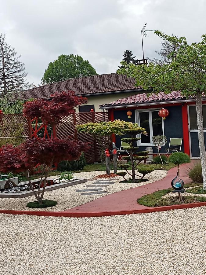 une pause quelque part au jardin des érables et des niwakis Saint-Medard-de-Guizieres Extérieur photo