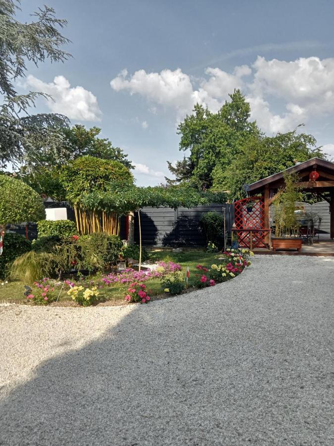 une pause quelque part au jardin des érables et des niwakis Saint-Medard-de-Guizieres Extérieur photo