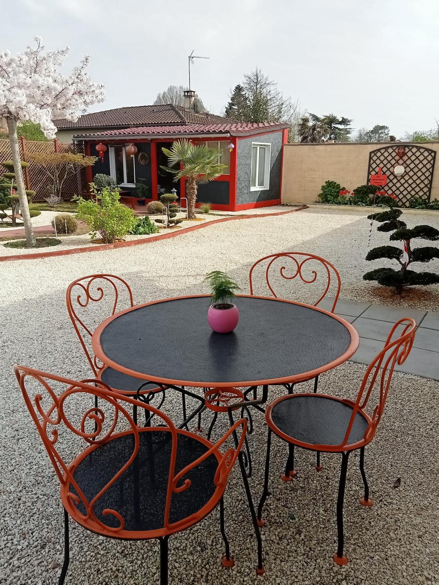 une pause quelque part au jardin des érables et des niwakis Saint-Medard-de-Guizieres Extérieur photo