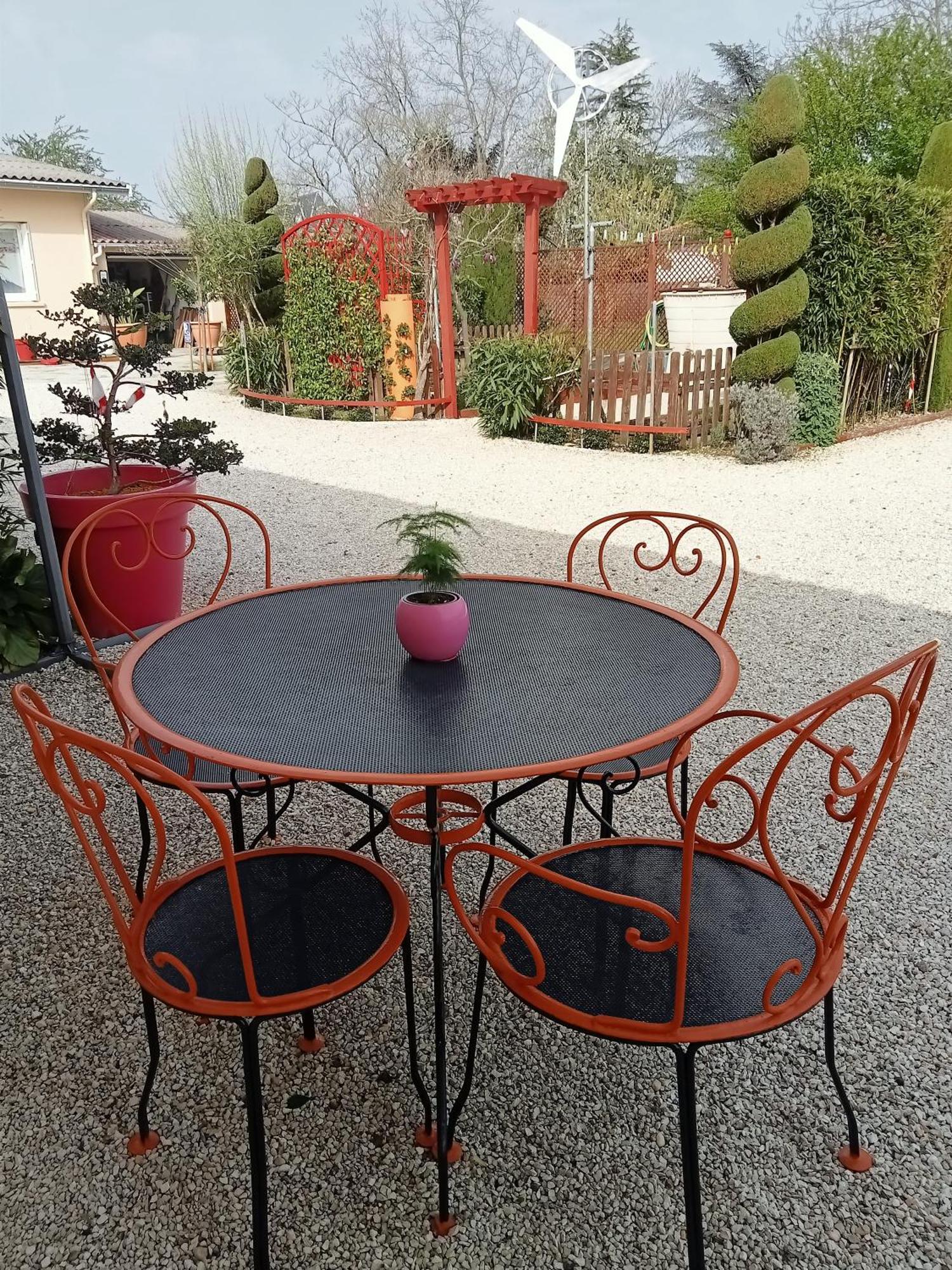 une pause quelque part au jardin des érables et des niwakis Saint-Medard-de-Guizieres Extérieur photo