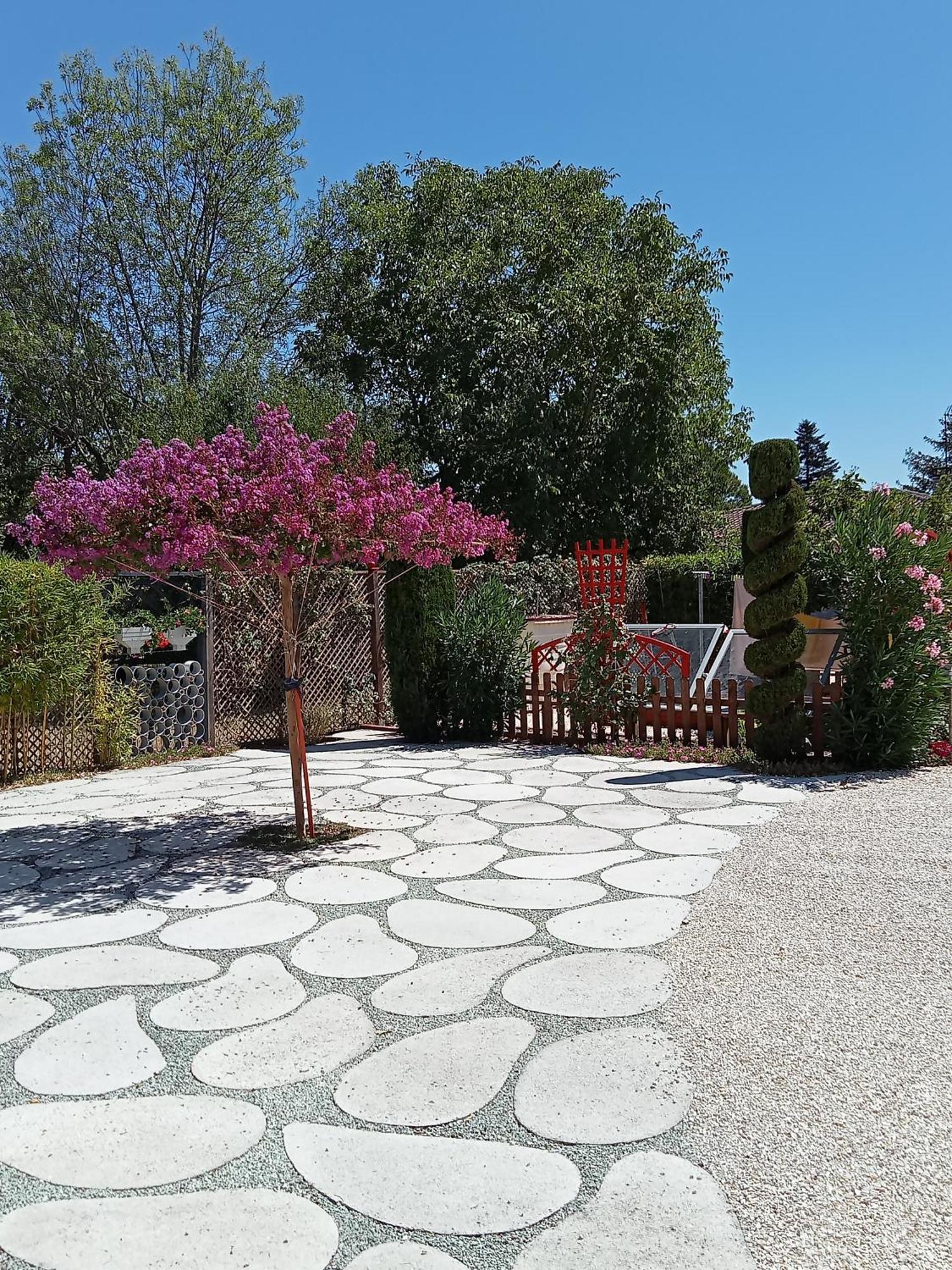 une pause quelque part au jardin des érables et des niwakis Saint-Medard-de-Guizieres Extérieur photo