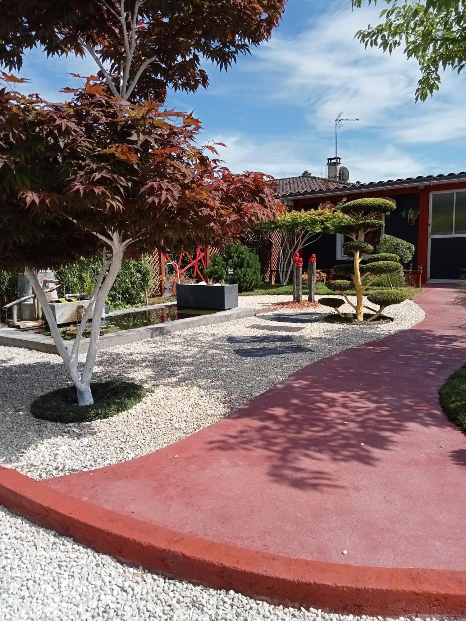 une pause quelque part au jardin des érables et des niwakis Saint-Medard-de-Guizieres Extérieur photo
