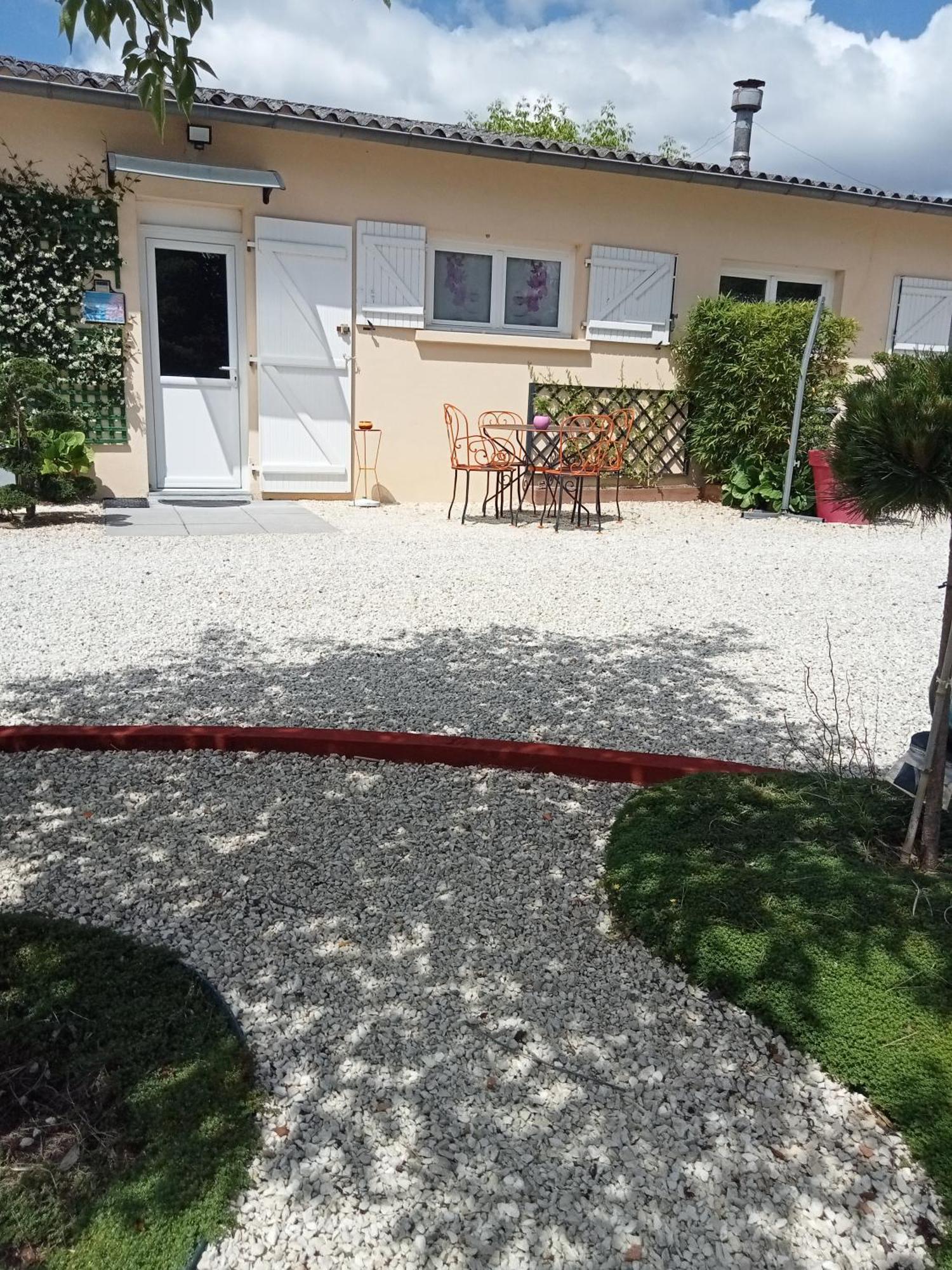 une pause quelque part au jardin des érables et des niwakis Saint-Medard-de-Guizieres Extérieur photo