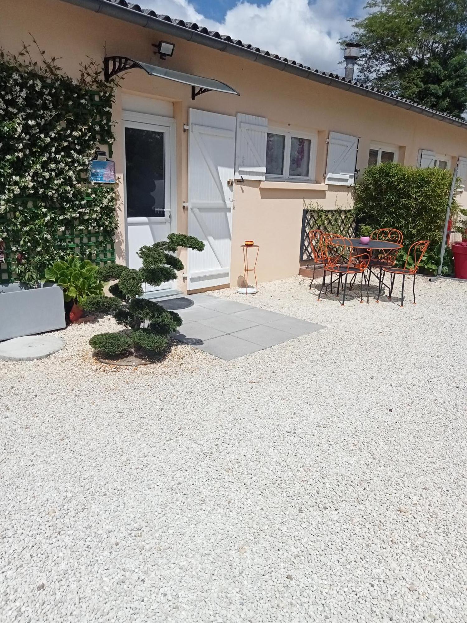 une pause quelque part au jardin des érables et des niwakis Saint-Medard-de-Guizieres Extérieur photo
