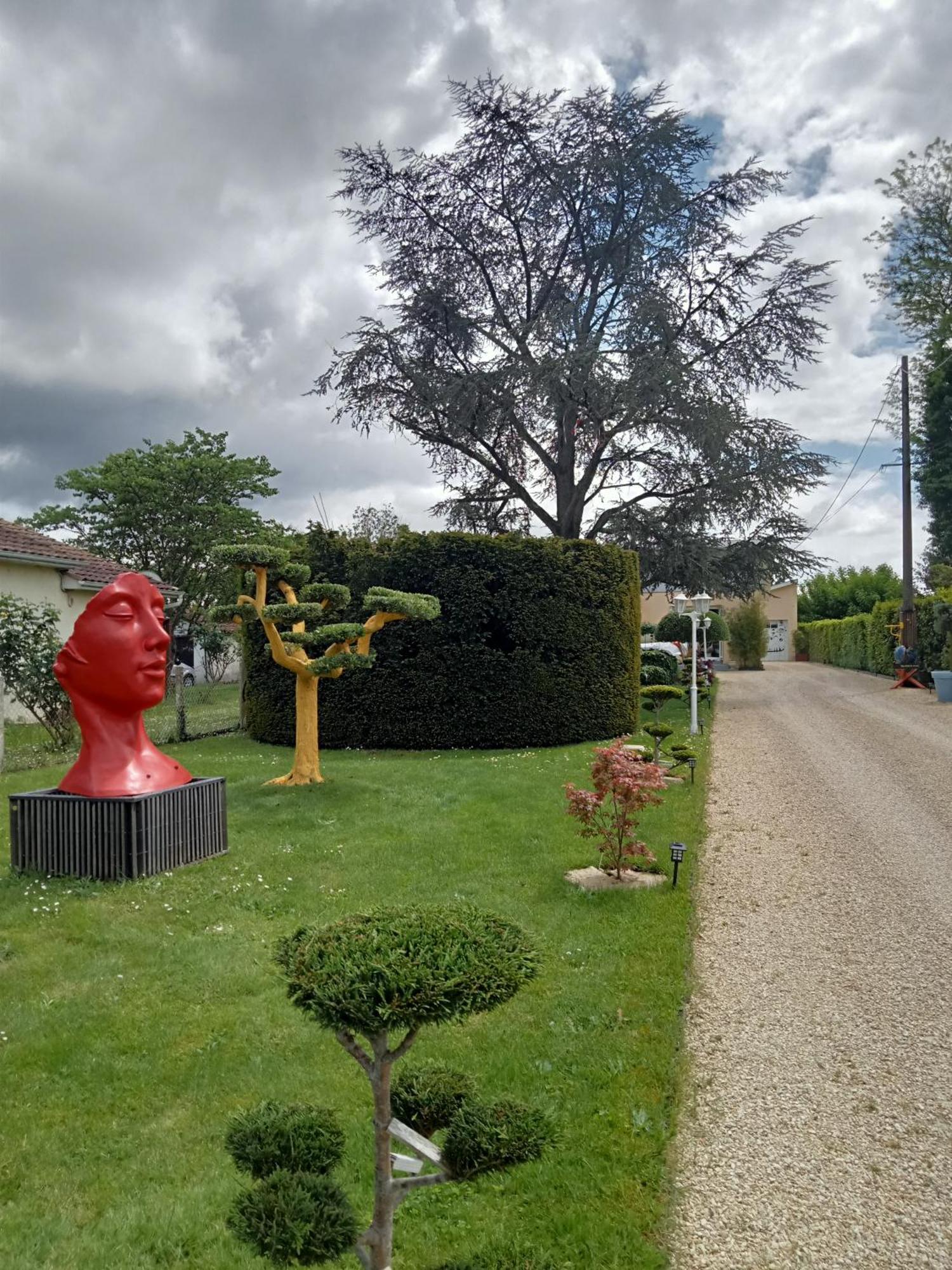 une pause quelque part au jardin des érables et des niwakis Saint-Medard-de-Guizieres Extérieur photo