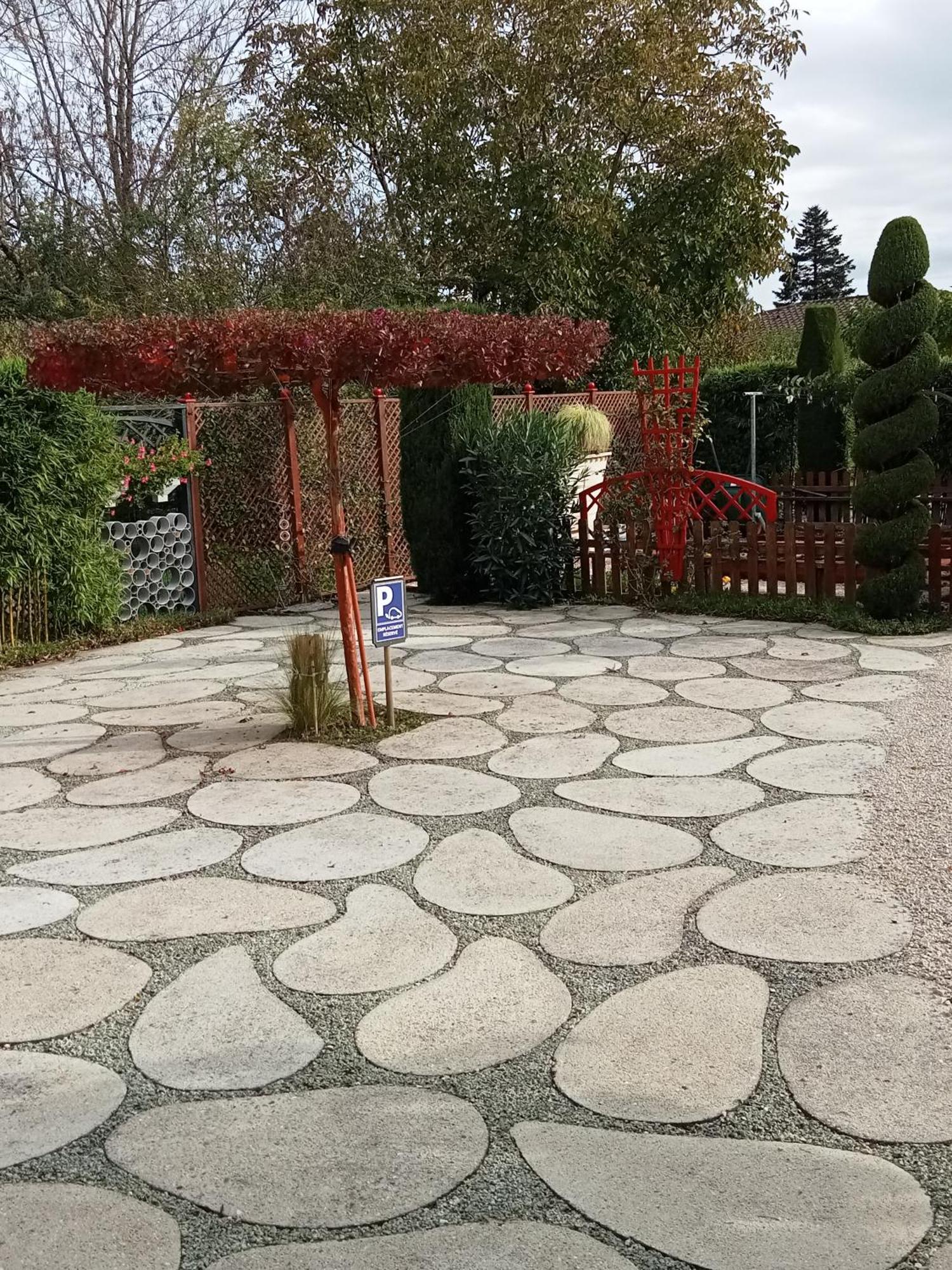 une pause quelque part au jardin des érables et des niwakis Saint-Medard-de-Guizieres Extérieur photo