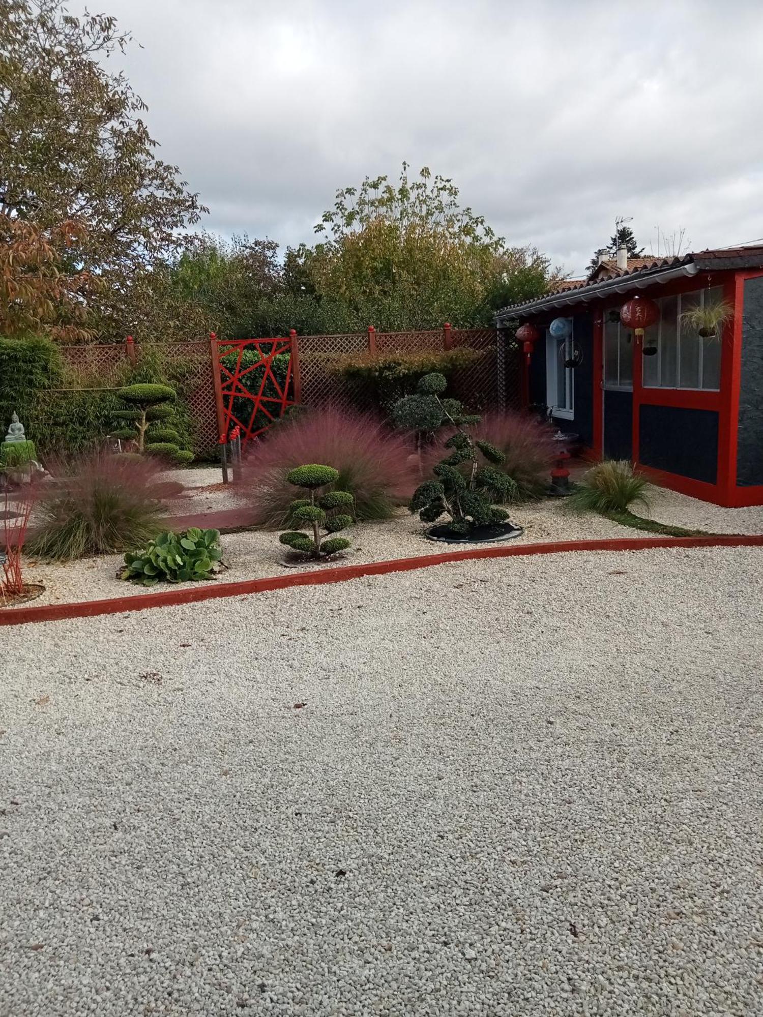 une pause quelque part au jardin des érables et des niwakis Saint-Medard-de-Guizieres Extérieur photo